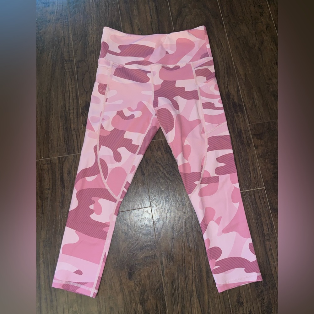 Zyia Active Pink Camo Pocket Light n Tight Hi-Rise Capri Leggings Crops